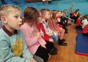 Dzieci oglądają Jasełka