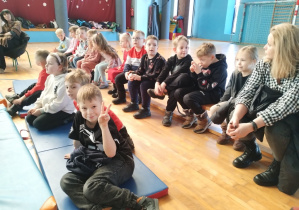 Dzieci oglądają Jasełka