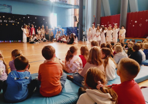 Dzieci oglądają Jasełka