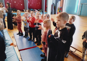 Dzieci śpiewają kolędę