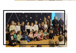 Dzieci śpiewają kolęde