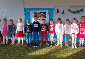 Dzieci stoją ustawione do występu dla rodziców