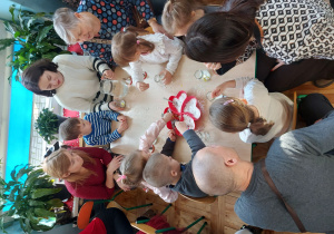 Dzieci tworzą śnieżne kule ze słoików