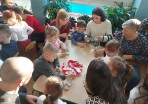 Dzieci tworzą śnieżne kule ze słoików