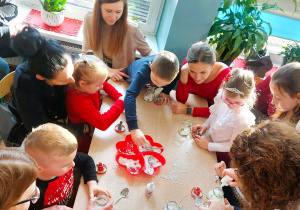 Dzieci tworzą śnieżne kule ze słoików