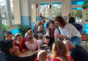 Dzieci tworzą śnieżne kule ze słoików