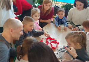 Dzieci tworzą śnieżne kule ze słoików