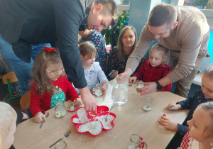 Dzieci tworzą śnieżne kule ze słoików