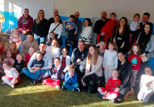 Rodzice z dziećmi pozują do wspólnego zdjęcia