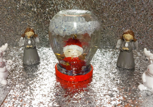 Kula śnieżna wykonana w trakcie zajęć świątecznych