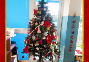 Zdjęcie ubranej w ozdoby choinki