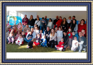 Zdjęcie rodziców i dzieci stojących razem