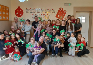 Zbiorowe zdjęcie dzieci z rodzicami po zajęciach warsztatowych