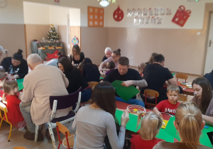 Rodzice wykonują z dziećmi wianuszki świąteczne
