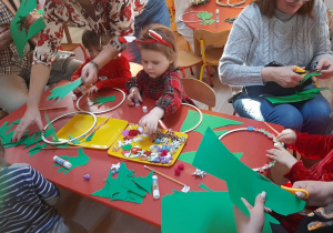 Rodzice wykonują z dziećmi wianuszki świąteczne