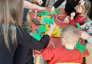 Rodzice wykonują z dziećmi wianuszki świąteczne