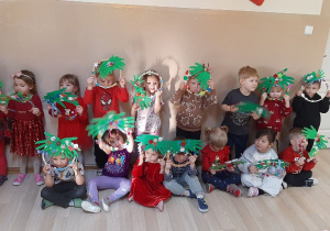 Dzieci pozują do zdjęcia