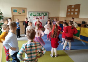 Dzieci tańczą polkę