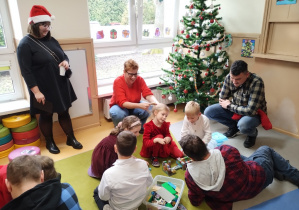 Rodzice wspólnie z dziećmi spędzają czas