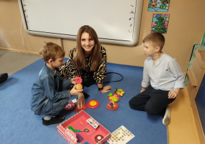 Rodzice wspólnie z dziećmi spędzają czas