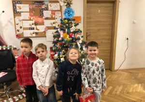 Dzieci pozują do zdjęcia