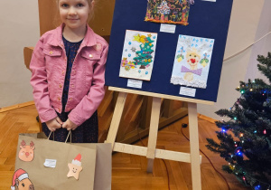 Dziewczynka pozuje do zdjęcia.