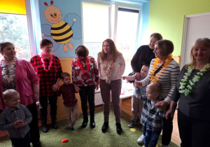 Dzieci tańczą z babcią i dziadkiem