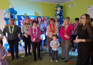 Dzieci tańczą z babcią i dziadkiem