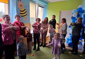 Dzieci tańczą z babcią i dziadkiem