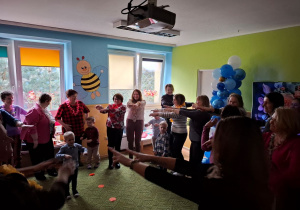 Dzieci tańczą z babcią i dziadkiem