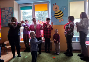 Dzieci tańczą z babcią i dziadkiem