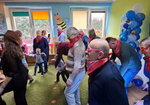 Dzieci tańczą z babcią i dziadkiem