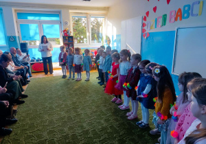 Dzieci występują z okazji Dnia babci i dziadka