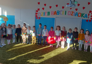 Dzieci występują z okazji Dnia babci i dziadka