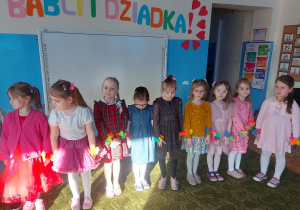 Dzieci występują z okazji Dnia babci i dziadka