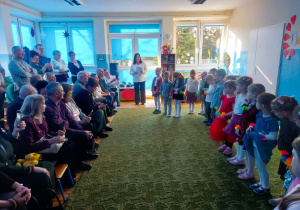 Dzieci występują z okazji Dnia babci i dziadka
