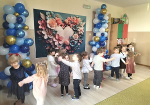 Dzieci występują z okazji Dnia babci i dziadka