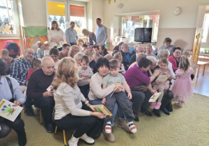 Dzieci występują z okazji Dnia babci i dziadka