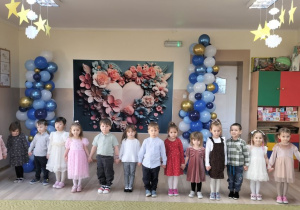 Dzieci występują z okazji Dnia babci i dziadka