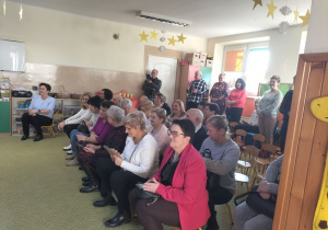 Dzieci występują z okazji Dnia babci i dziadka