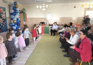 Dzieci występują z okazji Dnia babci i dziadka