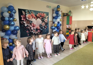 Dzieci występują z okazji Dnia babci i dziadka