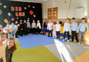 Dzieci witają się z dziadkami