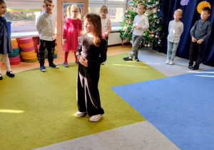 Dziewczynka recytuje wiersz