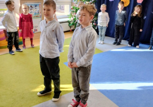 Chłopcy recytują wiersz