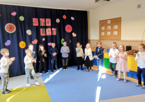 Dzieci śpiewają piosenkę