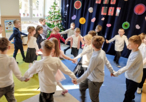 Dzieci tańczą w kole