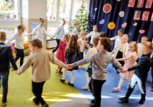 Dzieci tańczą w kole