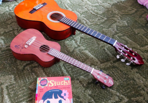 Gitara i ukulele leżą na dywanie