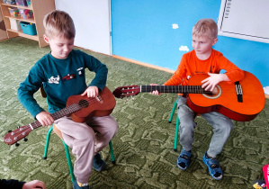 Dzieci grają na gitarze i ukulele